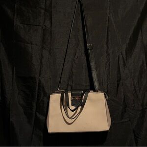 4 / 100$ Guess Elegant Cream and Black Shoulder Bag